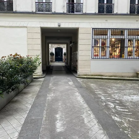 Marais, Sainte-croix Bretonnerie 2 - 4 Places Parigi